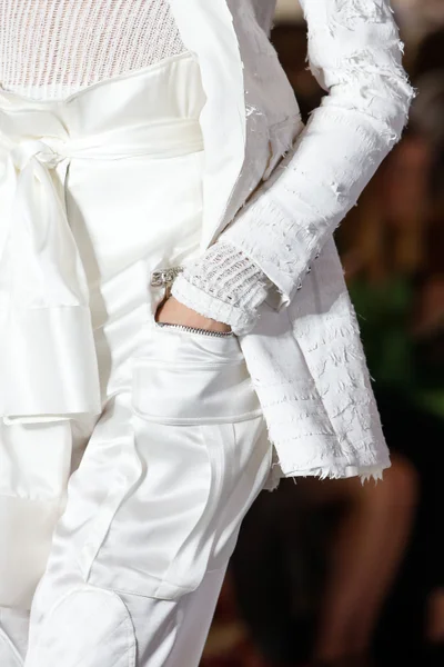 Look 16